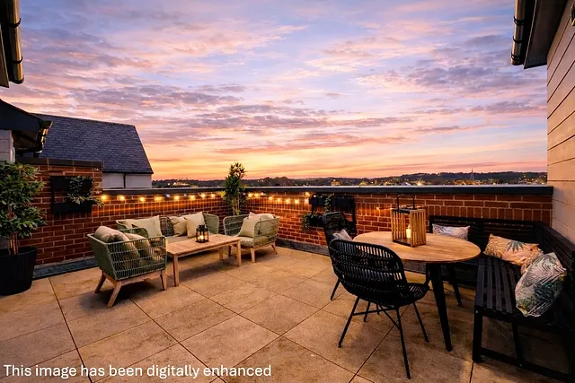 Delightful Riverside Roof Terrace, Balcony & Double Garage, Sticklepath, Barnstaple, Devon, EX31
